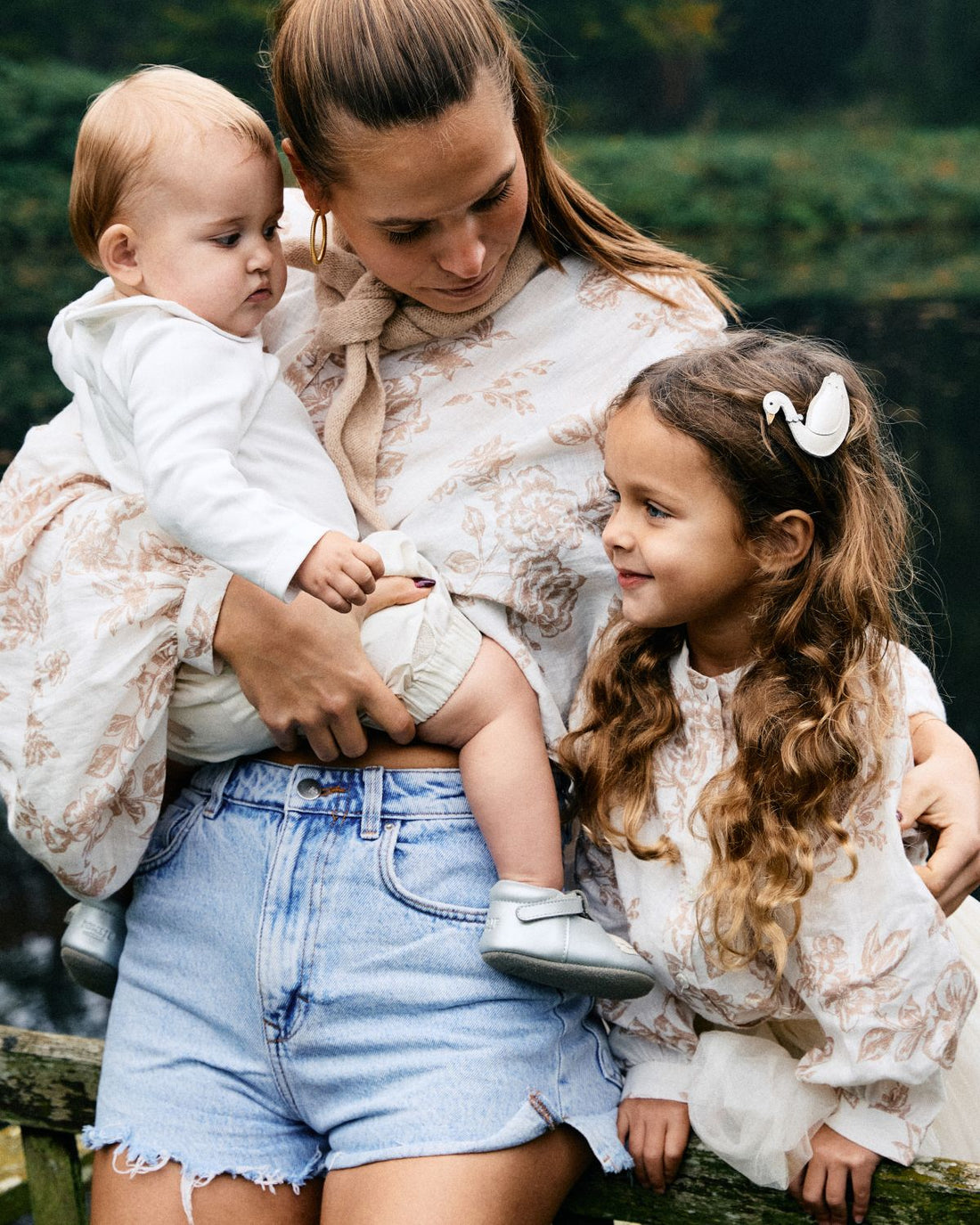 Shimmer Swan Clip | Off White Metallic Leather