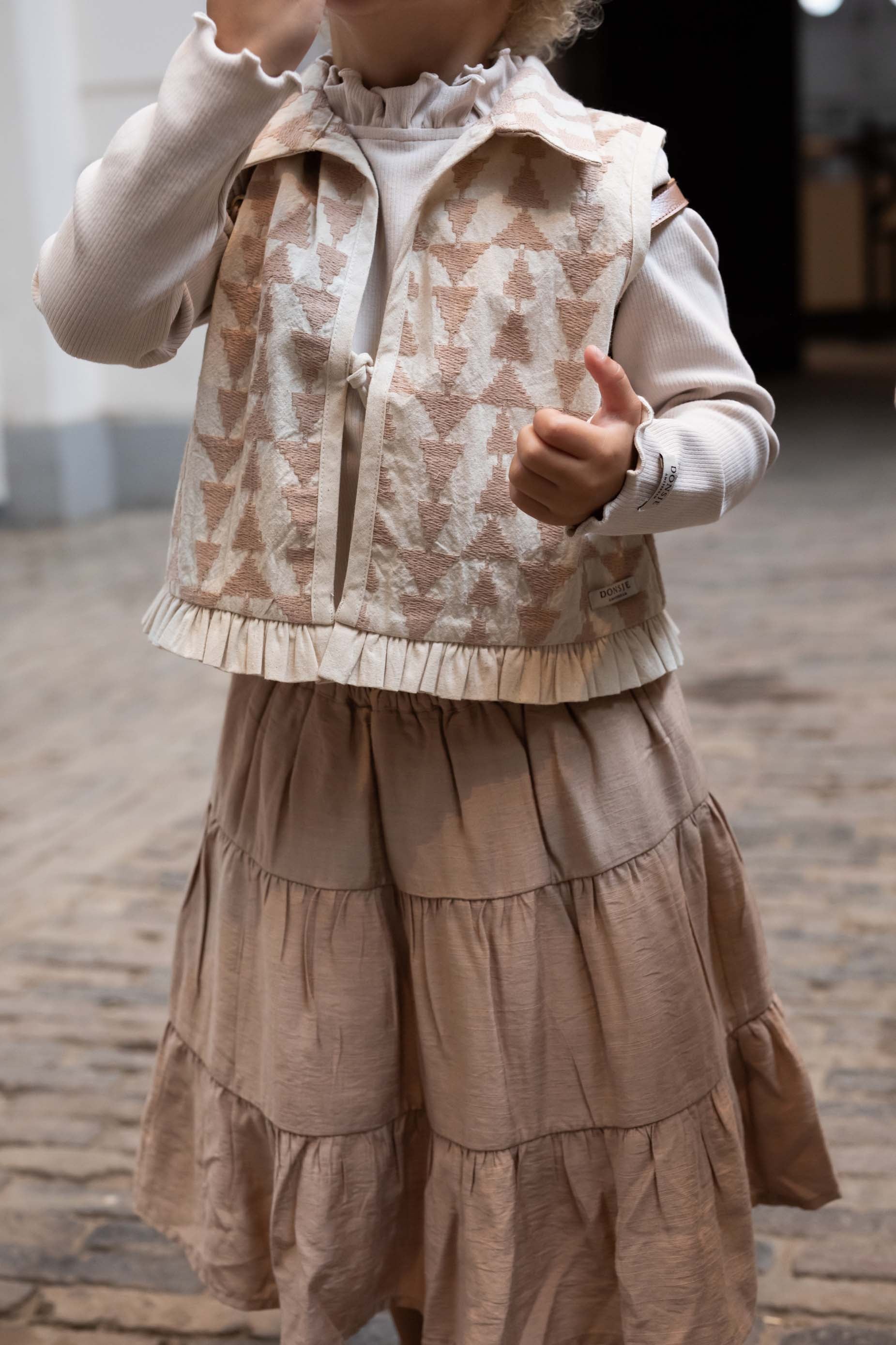 トップス ECRU Rich Frill Gilet Neeltje Gilet | Soft Sand - Rose Triangular – Donsje Amsterdam