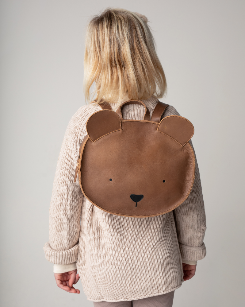 Drie Schattige Schoolmeisjes in Een Mooi Trendschooluniform Met Rugzak, Boeken En Notebooks Met Drie Schattige Schoolmeisjes in Een Mooi Trendschooluniform Met Rugzak, Boeken En Notebooks Met