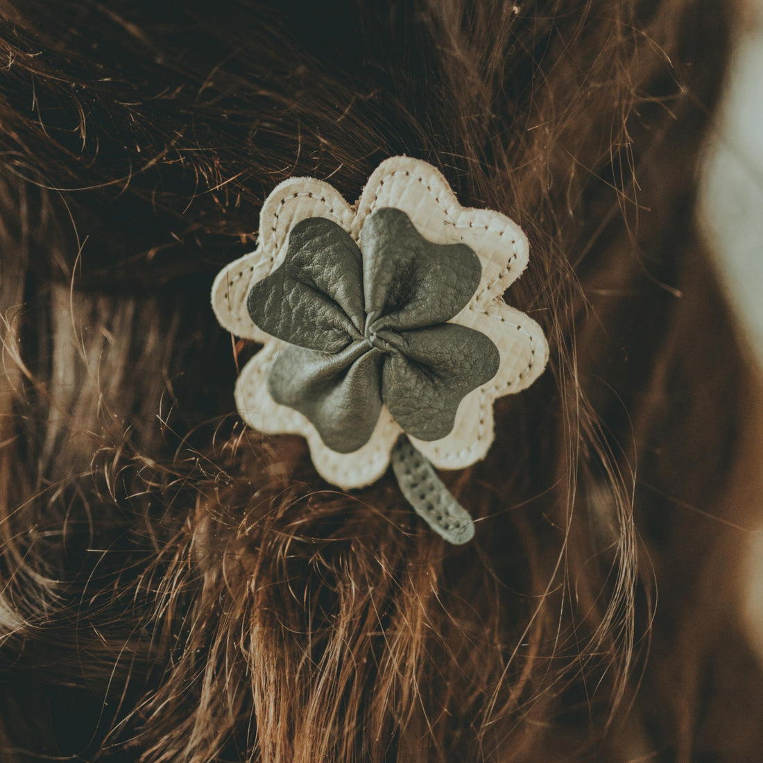 Sina Hairclip | Four-Leaf Clover | Olive Leather